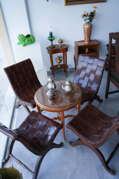 Antiguos sillones de madera y tiras de cuero 1